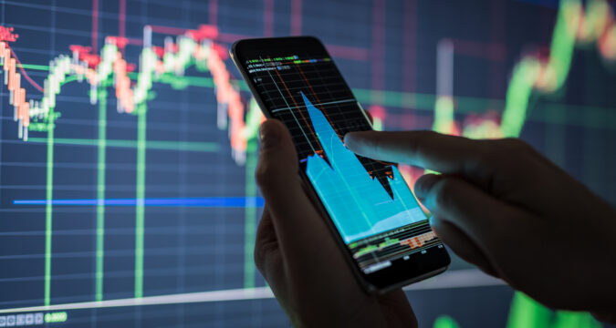 BusinessmanCheckingStockMarketDataHeUsingAMobilePhone | Online Trading Secrets Myrepso Bewertung (myrepso.com) – Endlich eine bequeme Handelsplattform für Online-Trader