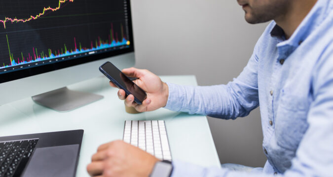 BusinessmenTradingStocksOnlineStockBrokersLookingAtGraphsIndexes | Online Trading Secrets Reseña de Quintustrade.com (Quintustrade) – Una Plataforma de Trading Segura y Simple para Crecimiento Constante