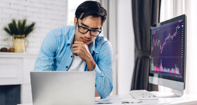 SuccessfulOfBusinessTraderInvestorAsianManUseTechnologyComputer | Online Trading Secrets BrentMarkets Review, Brent Markets – Is BrentMarkets Scam or a Recommended Trading Platform?
