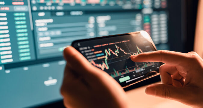 Closeup-WomanIsCheckingBitcoinPriceChartOnDigital | Online Trading Secrets Revue de Novatradecore.com (Novatradecore) – Faites Passer Votre Expérience de Trading à un Nouveau Niveau